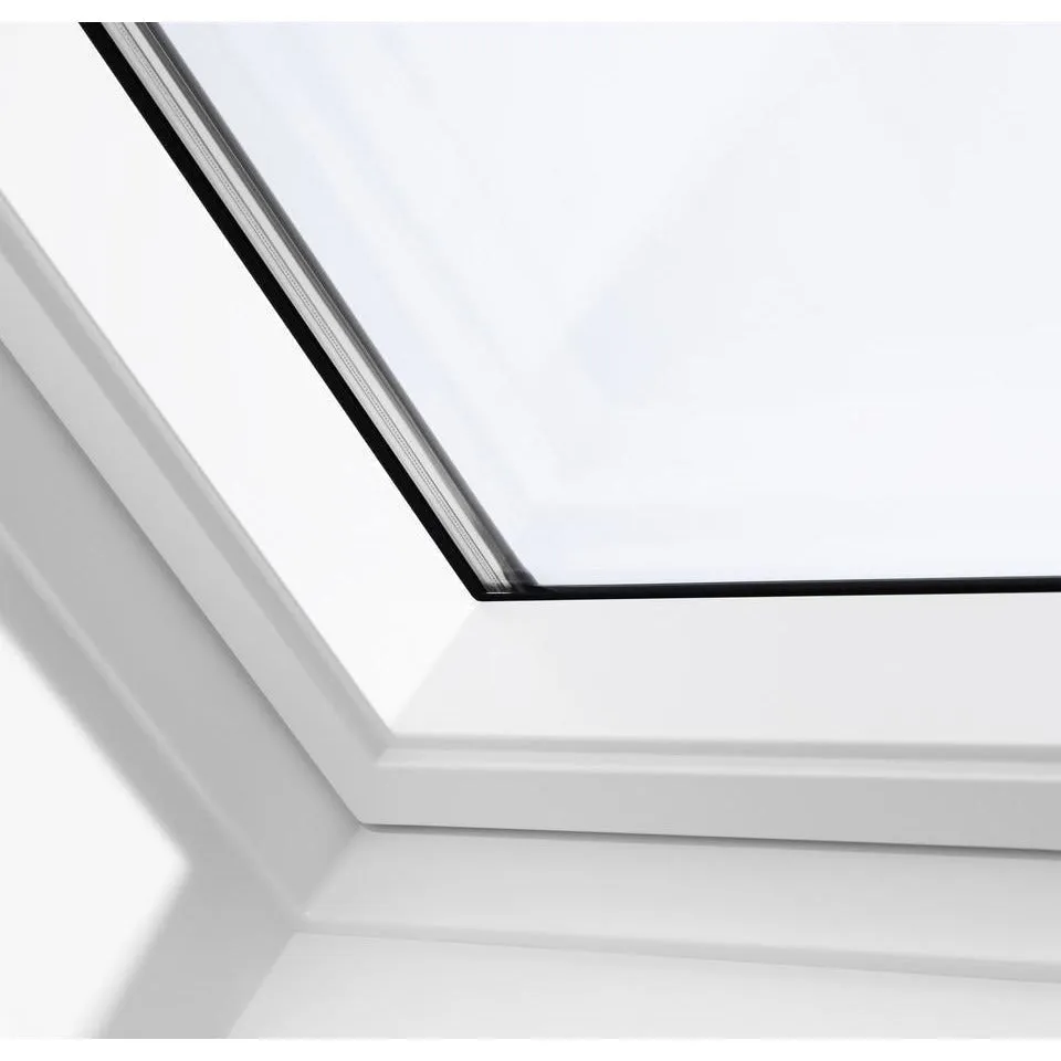 VELUX GGL UK04 2067 High Energy Efficiency Glazing White Painted Centre-Pivot Window (134 x 98 cm)